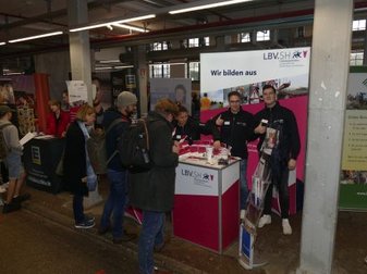 Menschen am Stand