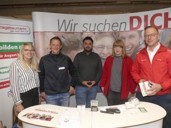 Menschen am Stand