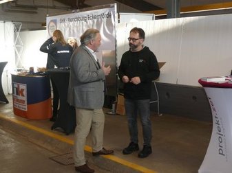 Menschen am Stand