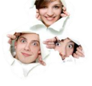 3 Menschen schauen aus der Website raus