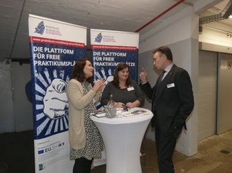 Menschen am Stand