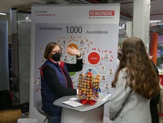 Menschen am Stand