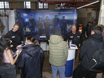 Menschen am Stand