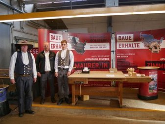 Menschen am Stand