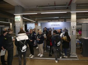 Menschen am Stand