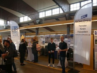 Menschen am Stand