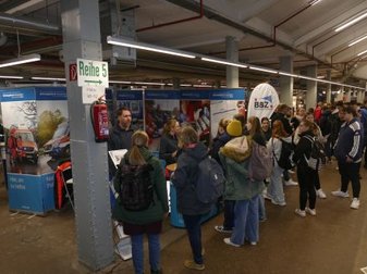 Menschen am Stand