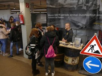 Menschen am Stand