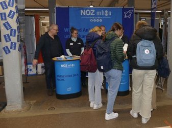 Menschen am Stand