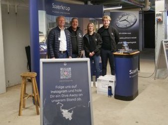 Menschen am Stand